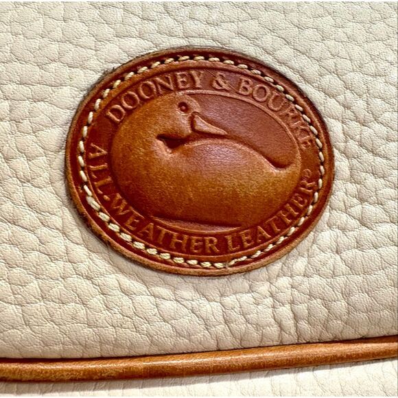 DOONEY & BOURKE - Vtg All Weather Pebble Leather Crescent Sac/Cream/British Tan - Picture 10 of 15